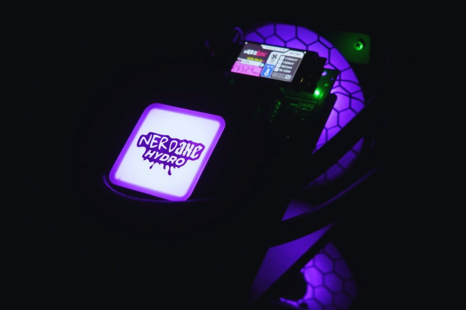Anuncian el NerdQaxe+ Hydro: el mini ASIC de Bitcoin con refrigeración líquida y luces LED que desafía a los grandes mineros