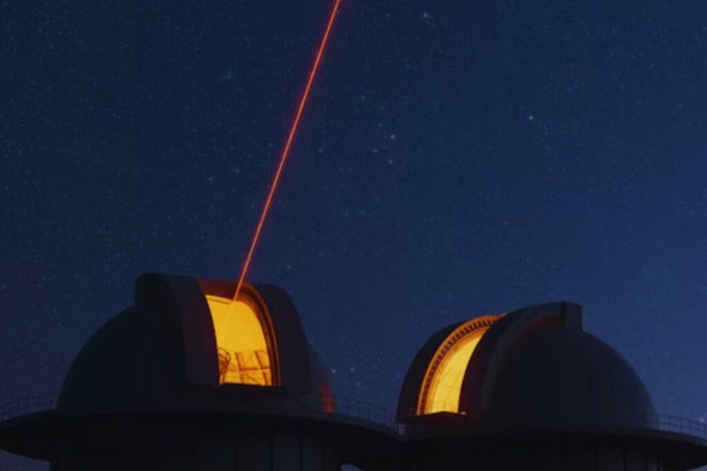 China dispara un láser desde la Tierra y acierta a un blanco junto a la Luna: el experimento que desafía lo imposible