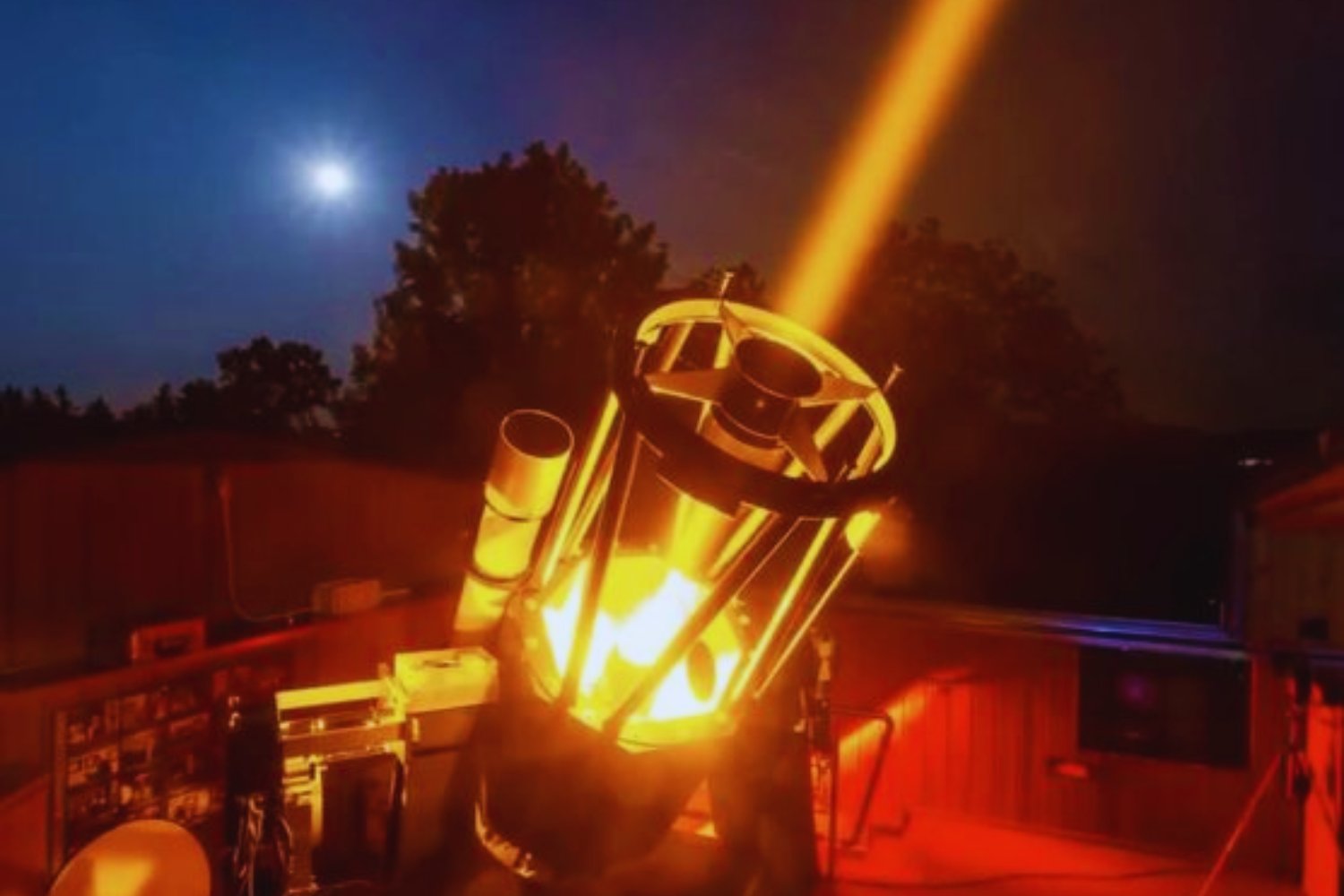 China dispara un láser desde la Tierra y acierta a un blanco junto a la Luna: el experimento que desafía lo imposible