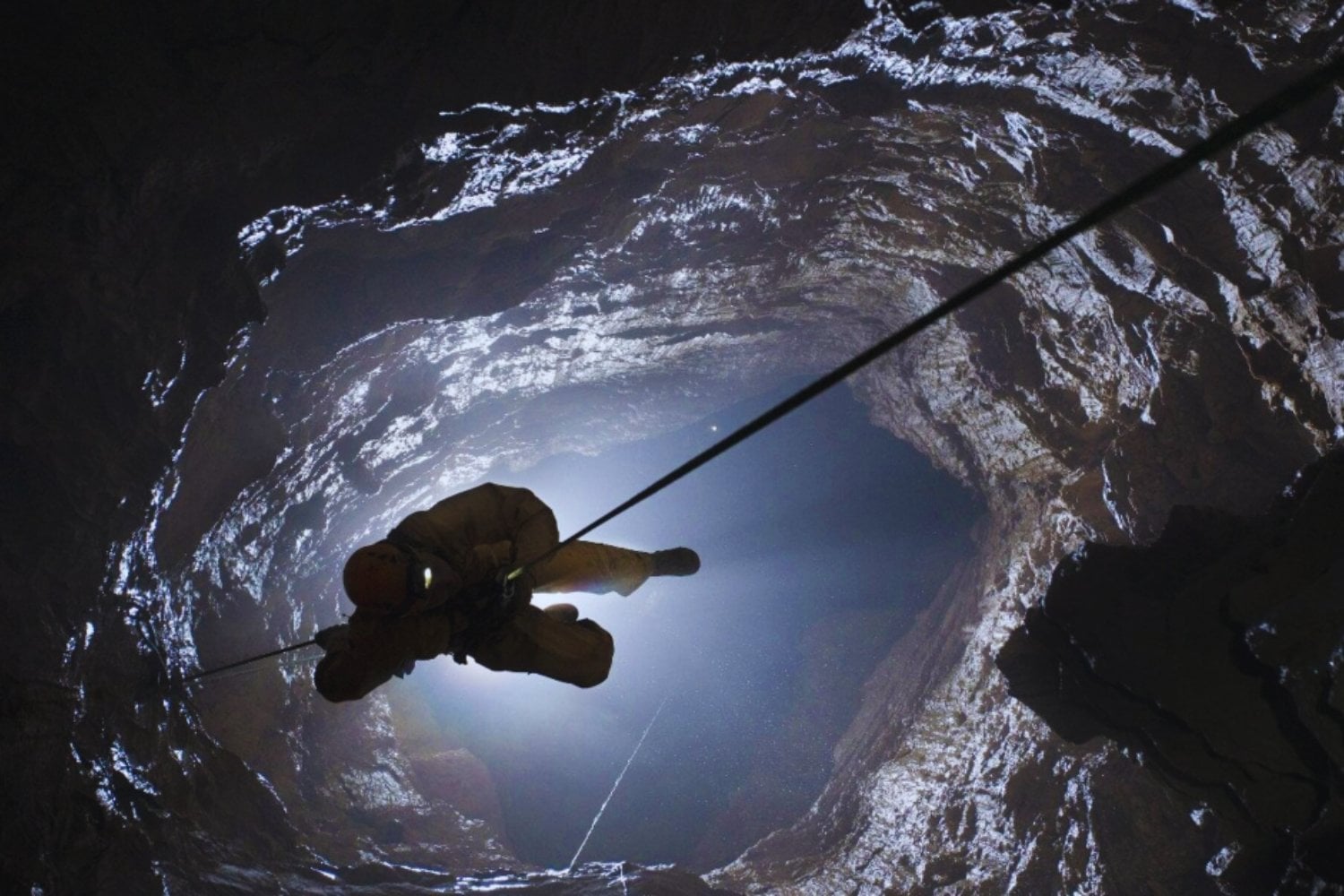 Exploran la segunda cueva más profunda del mundo y hallan especies nuevas… y un cadáver colgado