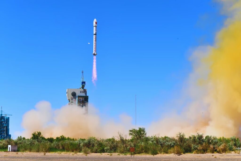 China lanza al espacio un enjambre de supercomputadoras de IA: la carrera por dominar el futuro ya no está en la Tierra
