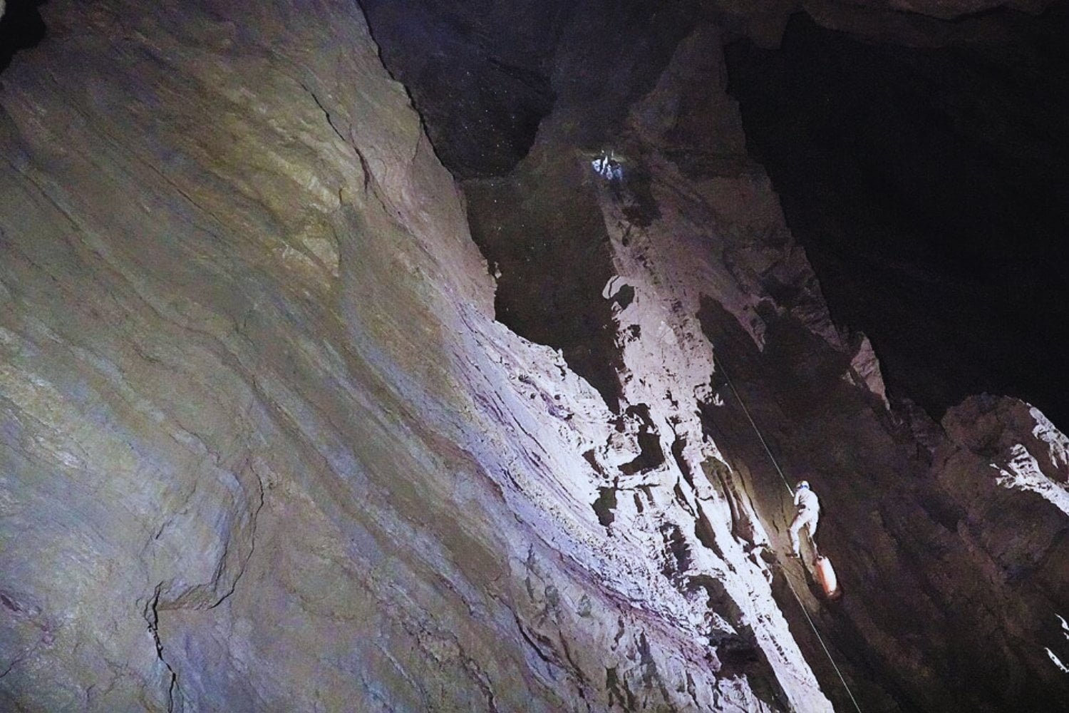 Exploran la segunda cueva más profunda del mundo y hallan especies nuevas… y un cadáver colgado