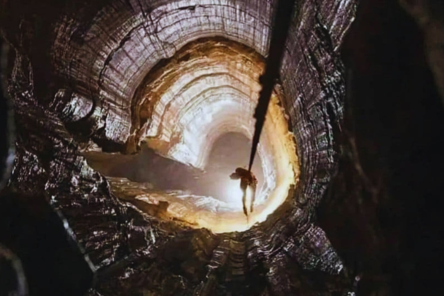 Exploran la segunda cueva más profunda del mundo y hallan especies nuevas… y un cadáver colgado
