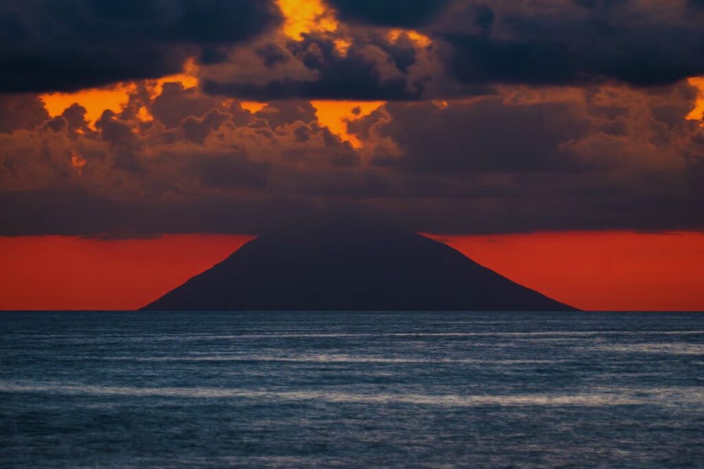 El volcán submarino más activo del Pacífico podría despertar: Científicos temen una erupción inminente frente a metros de Estados Unidos