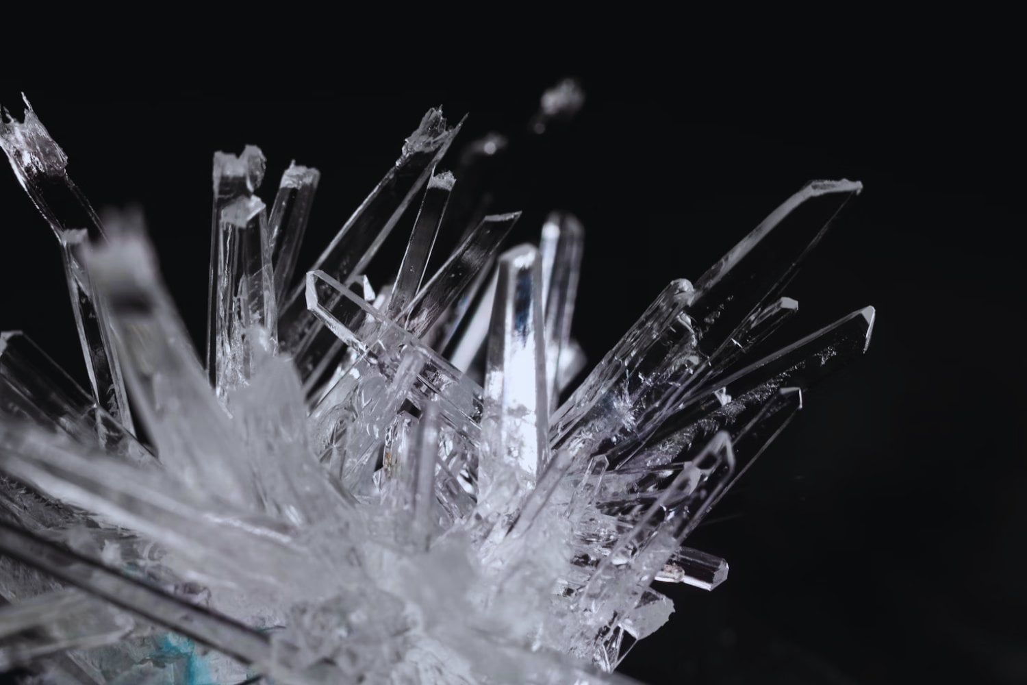 Un cristal que se mueve solo, sin energía ni fin: la fase de la materia que desafía el tiempo