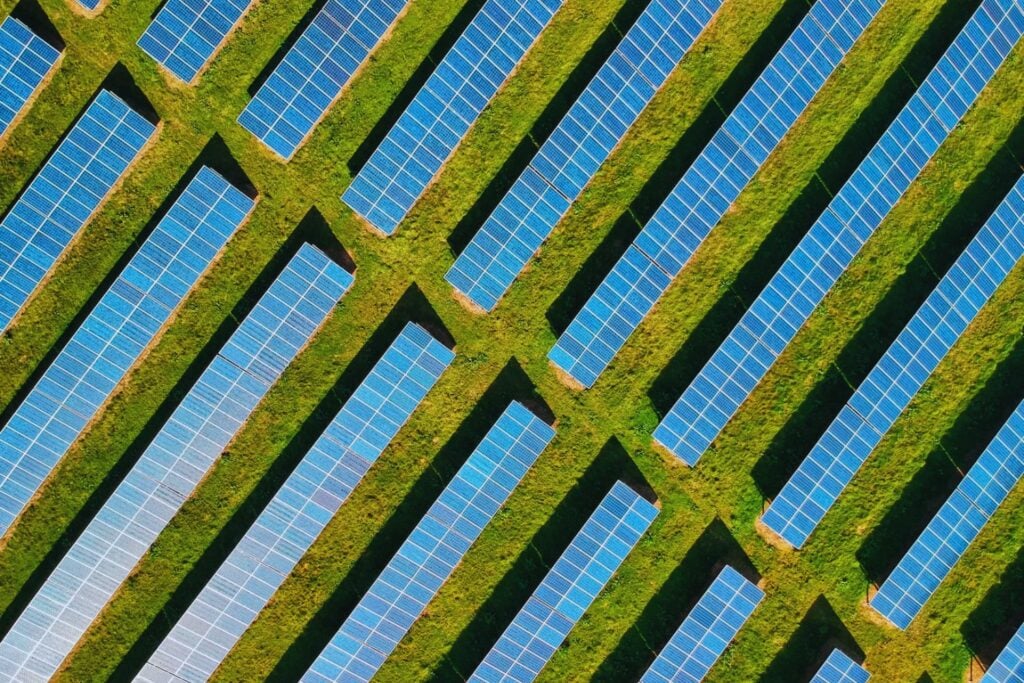 China rompe la teoría: el panel solar que desafía los límites físicos ya es una realidad