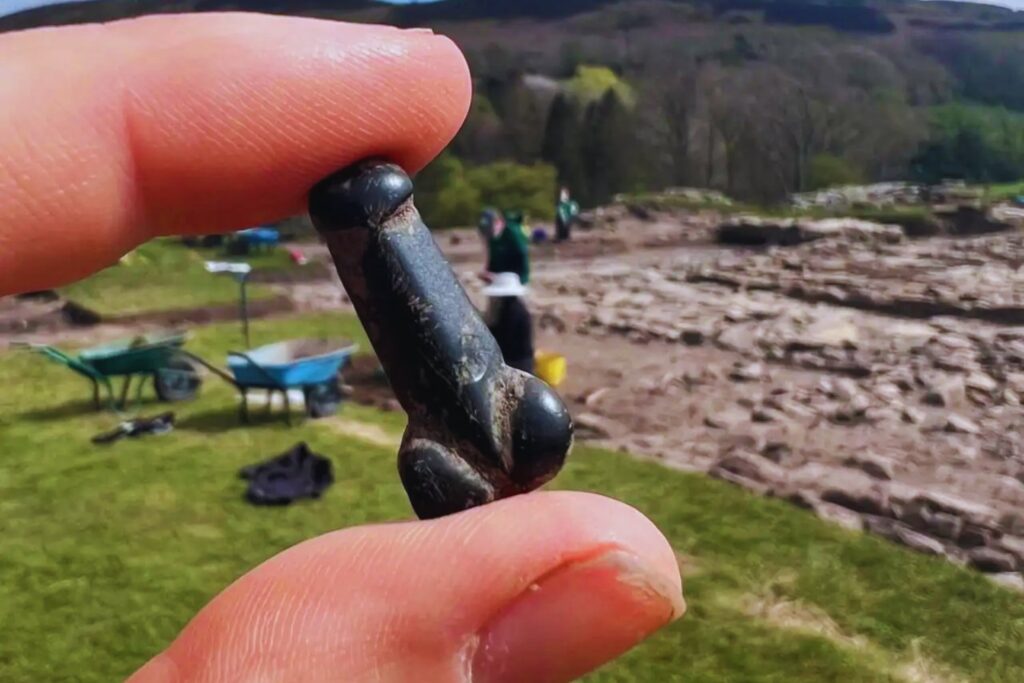 Descubren un colgante fálico de 2,5 cm en Vindolanda: el pequeño talismán de buena suerte del Imperio romano