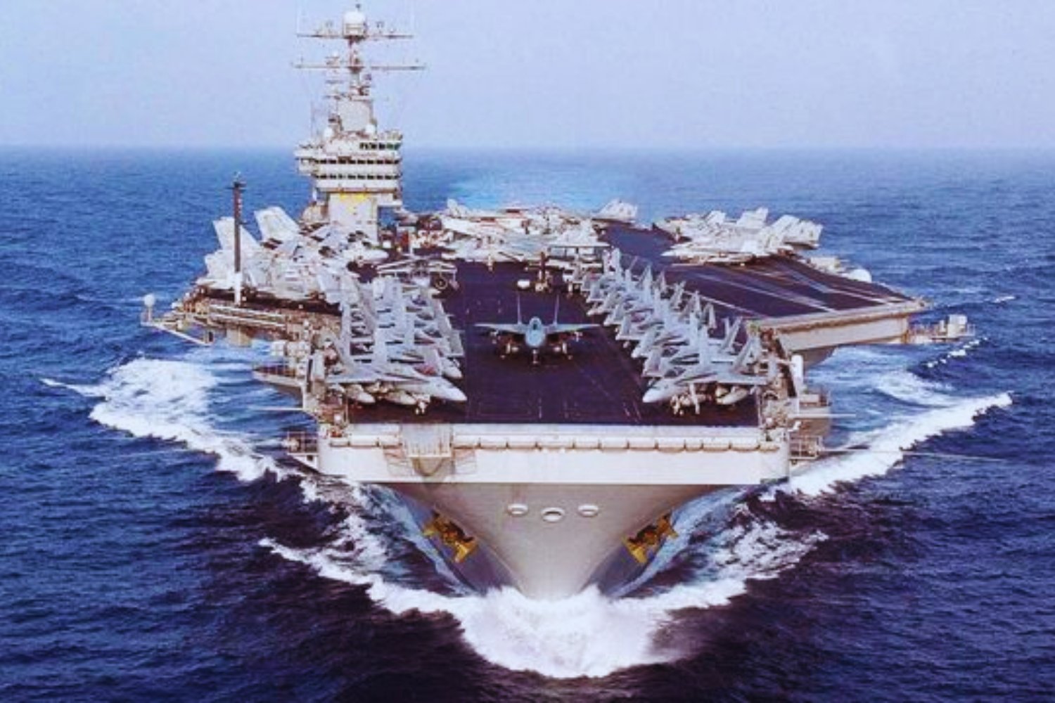 El movimiento del gigante: el USS Nimitz aparece en el mar más tenso del planeta y nadie lo ignora