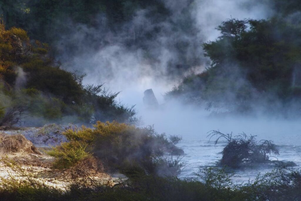 Un río que arde: el misterioso fenómeno natural que desafía a la ciencia en Sudamérica