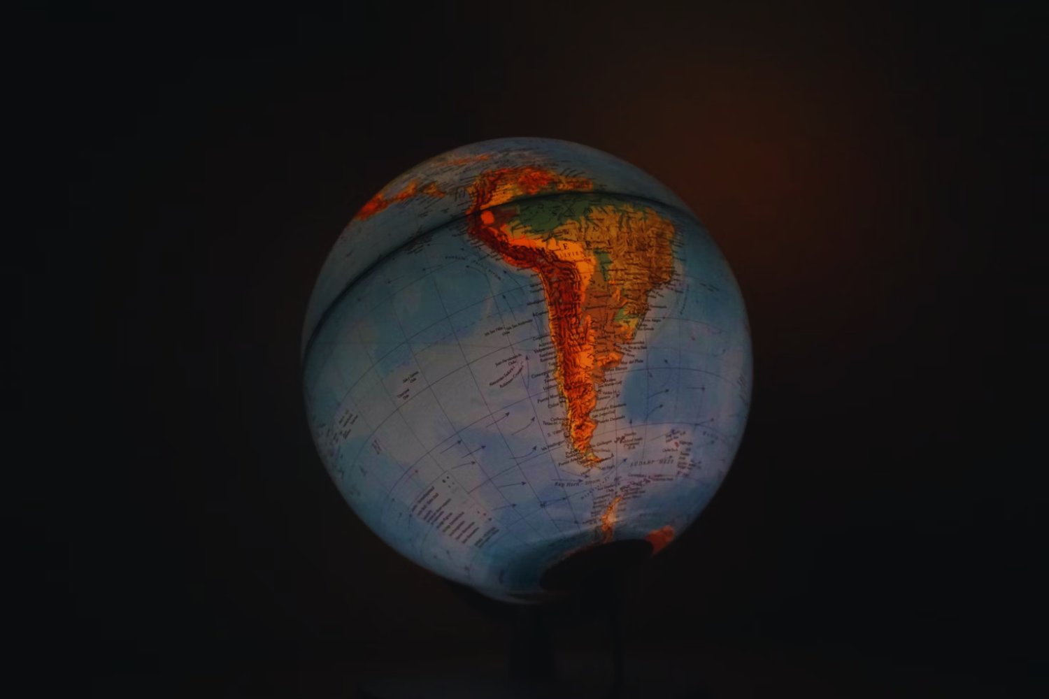 El inquietante vaivén económico mundial: 12 países al borde del colapso y otros que avanzan como nunca