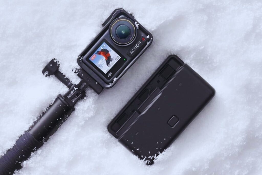 DJI Pack Aventura Osmo Action 4 - Cámara Sumergible 4K/120 fps, Sensor de 1/1.3 Pulgadas, D-Log M y 10 bits, Campo de visión de 155º, hasta 7.5 h con 3 baterías adicionales para Grabar Vlogs