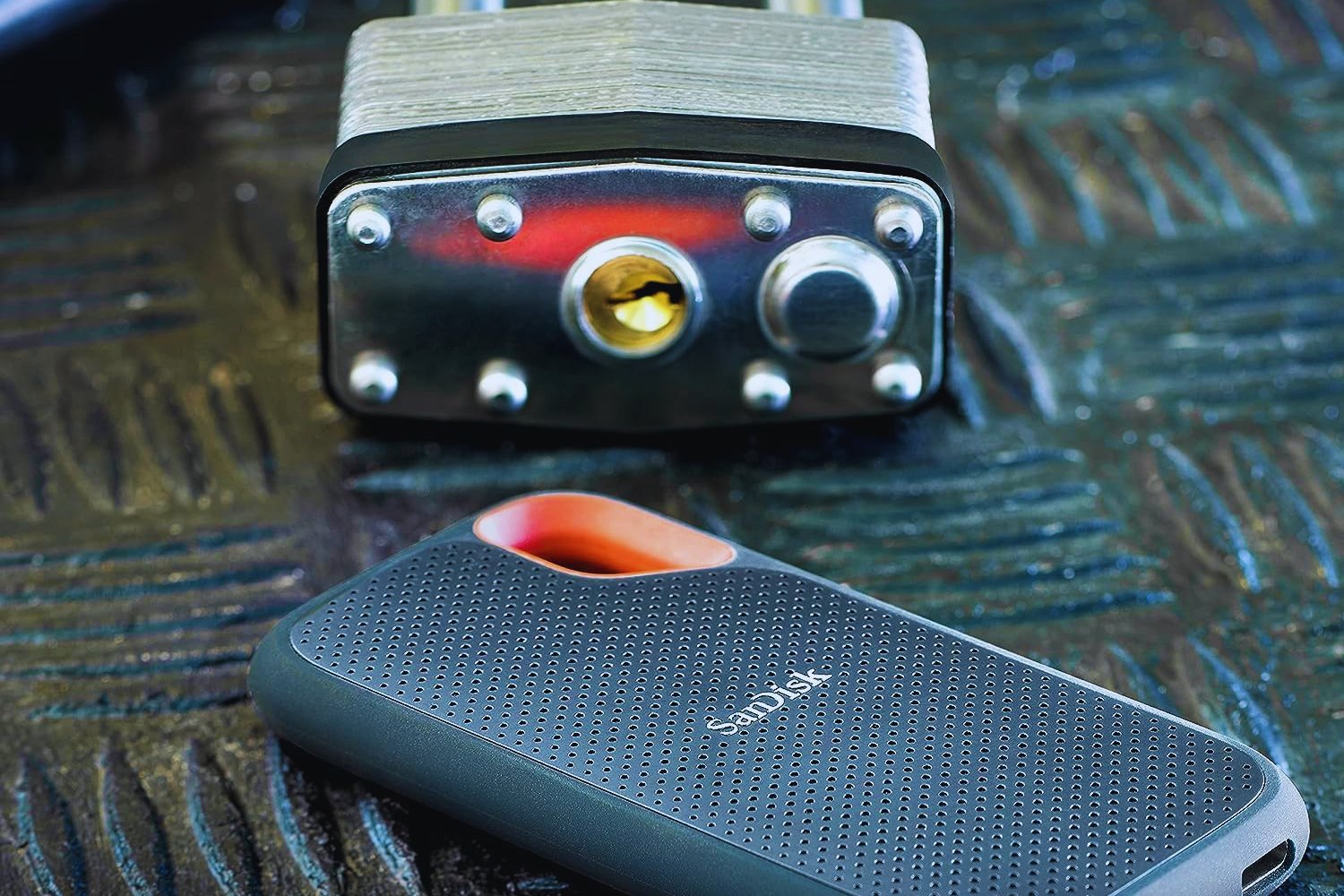 SanDisk Extreme SSD Externo Portátil 1 TB (Disco duro externo SSD con velodidad de lectura de hasta 1050 MB/s, 1000 MB/s de escritura, Clasificación IP65 de resistencia al agua y al polvo) Negro