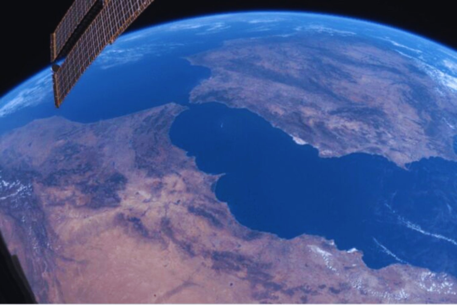 Lo que la NASA ve desde el espacio no son pirámides ni murallas: es esto en el sur de Europa