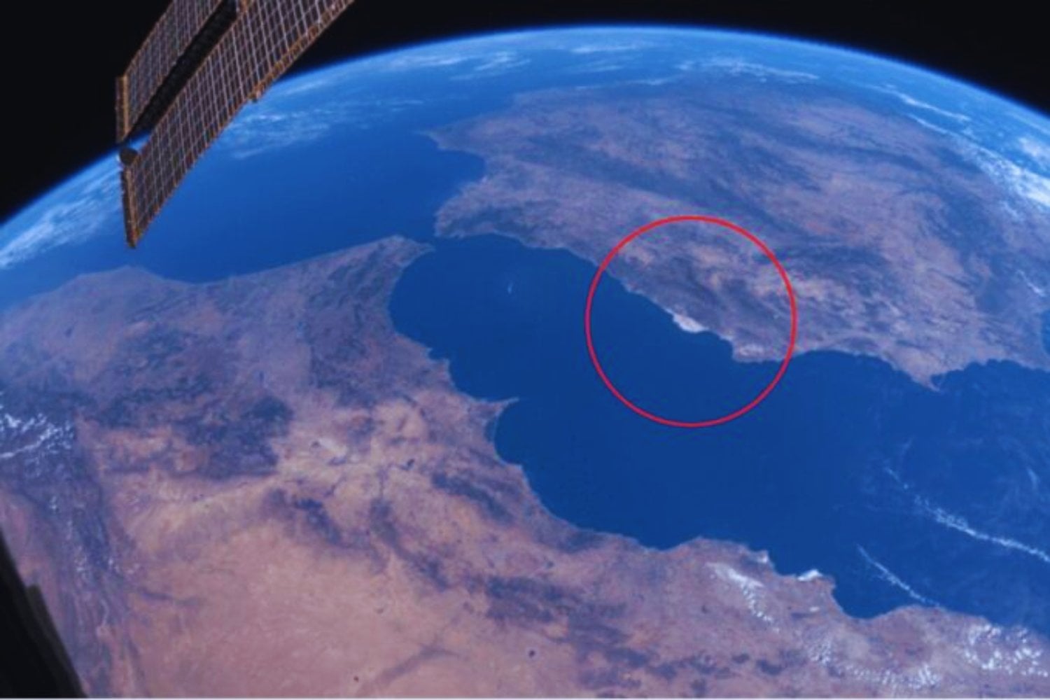 Lo que la NASA ve desde el espacio no son pirámides ni murallas: es esto en el sur de Europa