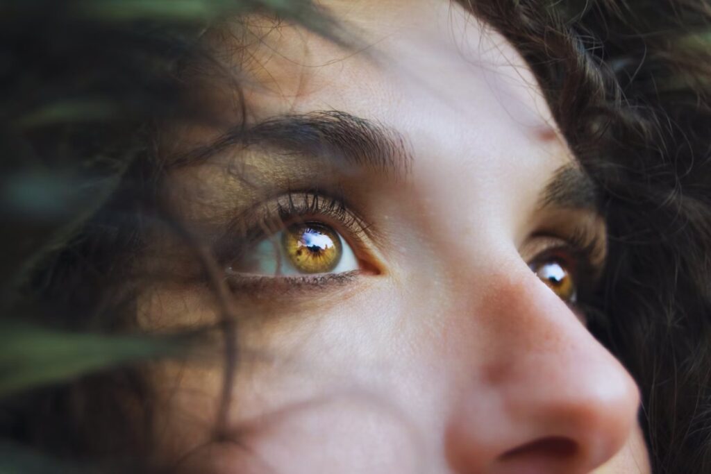 Inyectar oro en los ojos: la revolucionaria apuesta para recuperar la vista sin cirugía