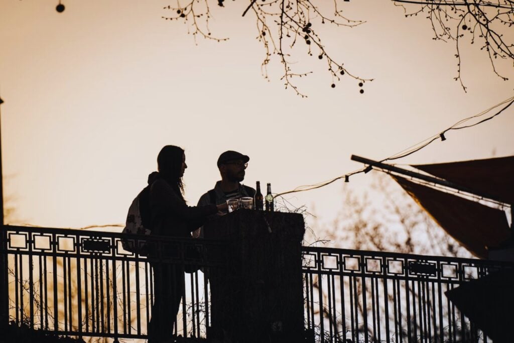 El hábito inesperado que mejora las relaciones: por qué beber cerveza en pareja puede fortalecer el amor