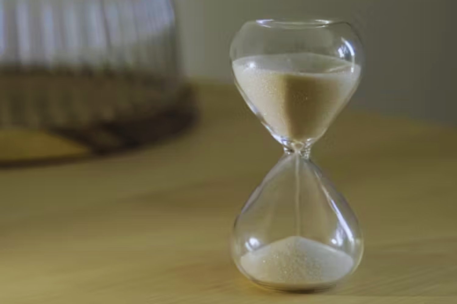 Lo que descubrieron sobre el tiempo podría cambiarlo todo: detectan un fenómeno que va del futuro al pasado