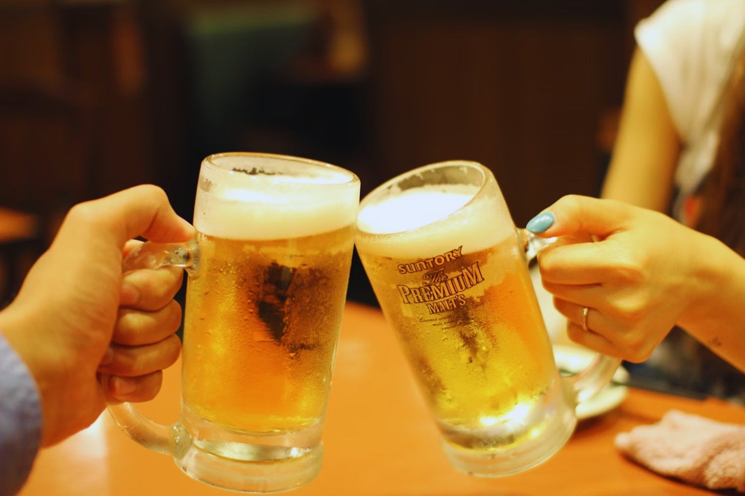 El hábito inesperado que mejora las relaciones: por qué beber cerveza en pareja puede fortalecer el amor