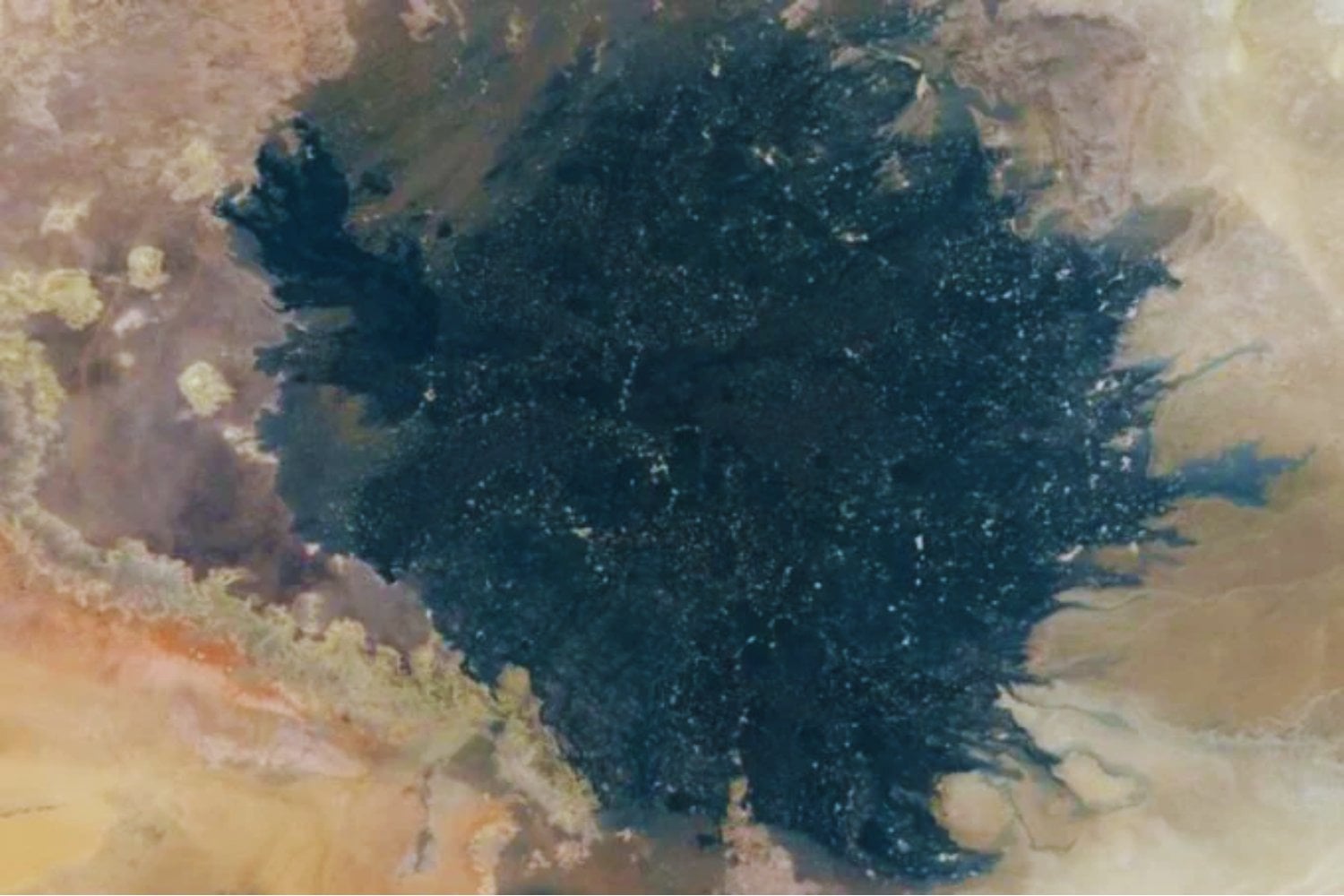 La “mancha negra” del Sáhara que desconcierta desde el espacio: no es un agujero, es algo mucho más antiguo