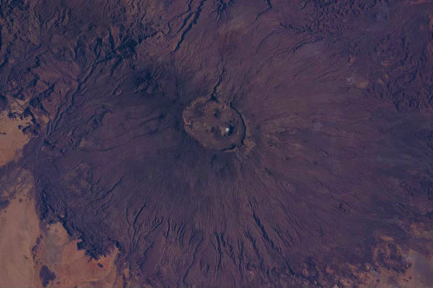 El misterio blanco en la cima del Sahara: una imagen de la NASA revela lo que nadie esperaba sobre un volcán extinto