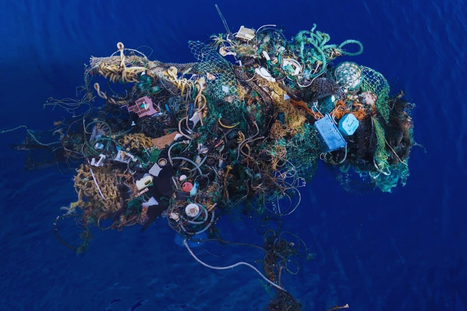 Una masa colosal flota en el Pacífico: ya supera tres veces el tamaño de España y está hecha de plástico