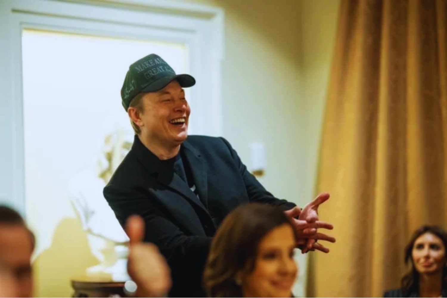 Elon Musk cobra de la UE mientras la desprecia: el escándalo que enciende Bruselas