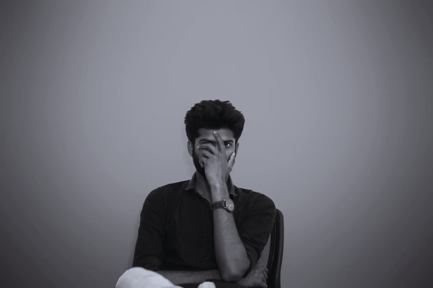 Los 8 comportamientos que delatan a un hombre emocionalmente inmaduro (y cómo protegerte)