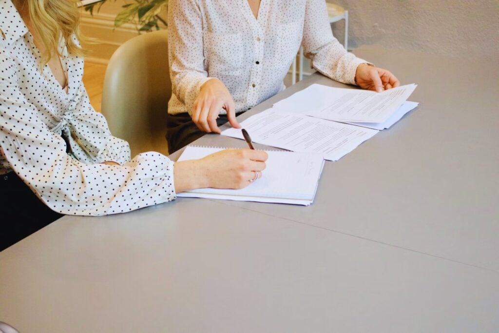 Lo que revela la psicología de quienes mienten en su currículum: más que una trampa, un reflejo emocional