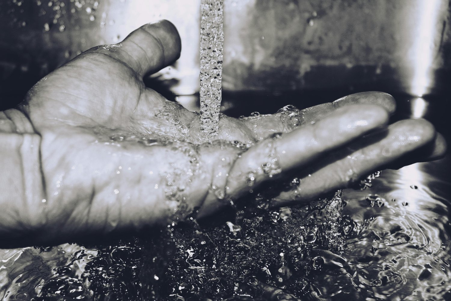 Tus dedos esconden un secreto bajo el agua: lo que la ciencia acaba de revelar