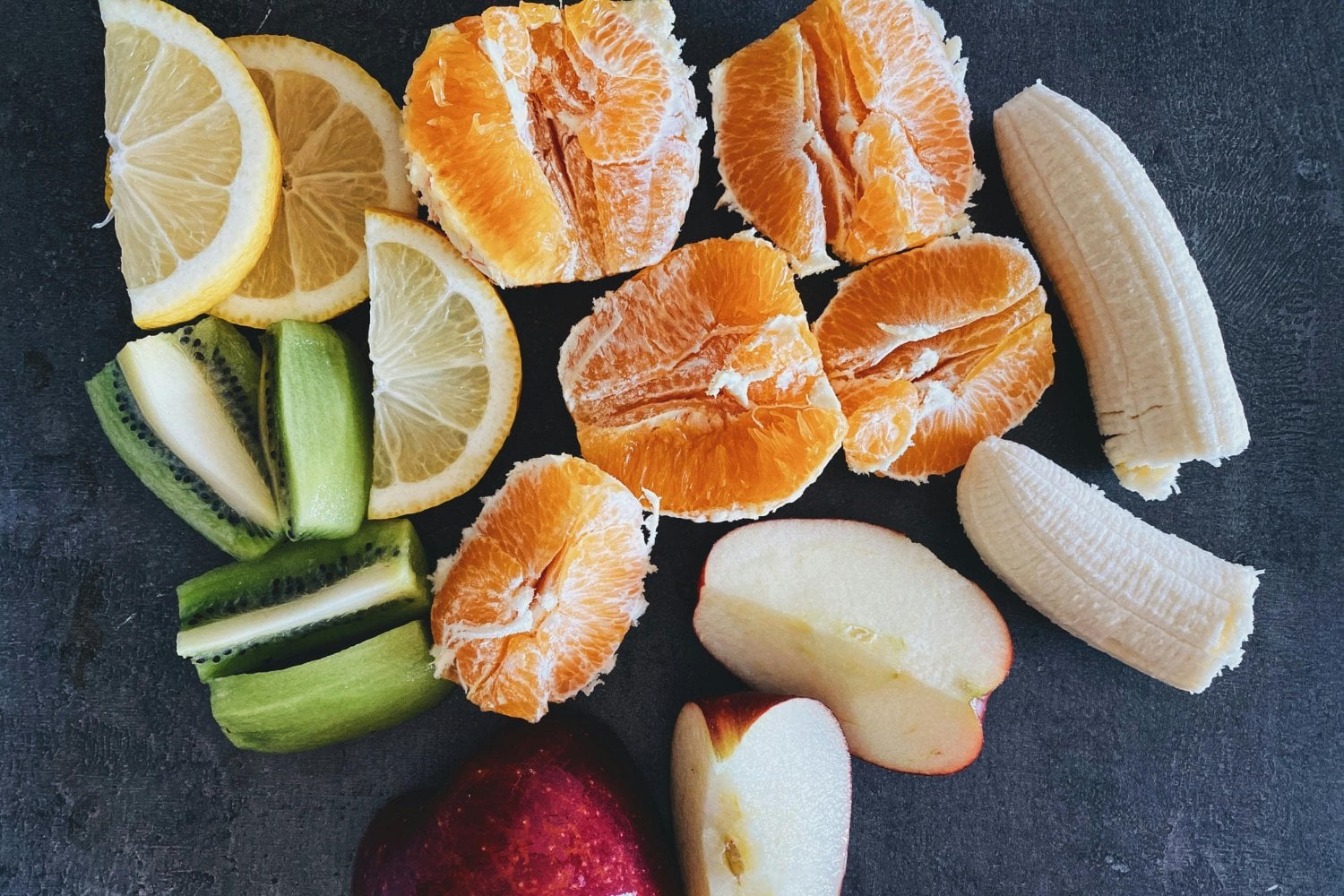 ¿Y si pelar la fruta no fuera tan buena idea? Esto es lo que los expertos quieren que sepas