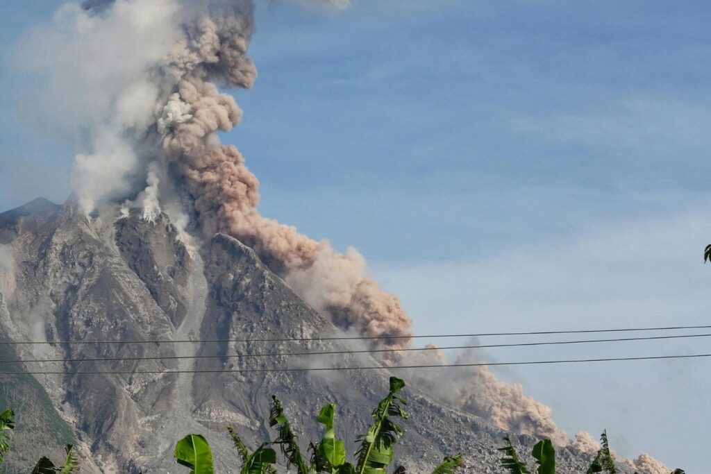 Cuando los volcanes moldean el cielo: lo que no sabías sobre la ceniza y las nubes heladas
