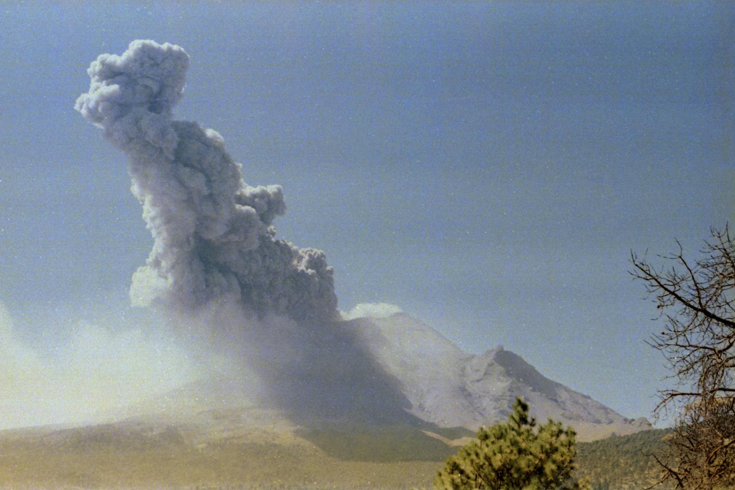Cuando los volcanes moldean el cielo: lo que no sabías sobre la ceniza y las nubes heladas