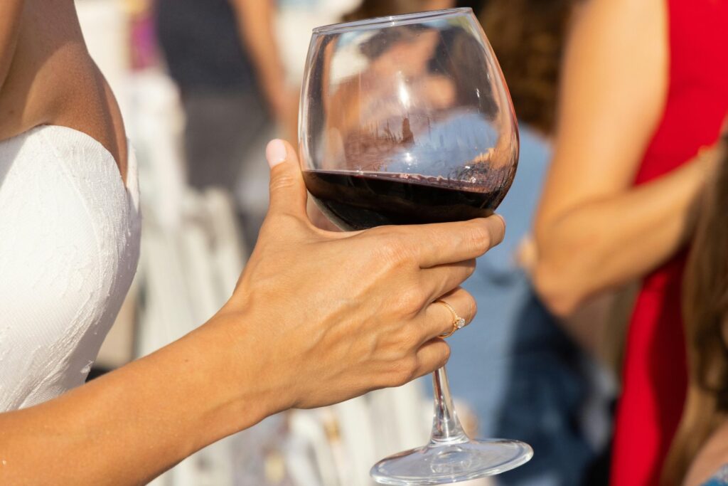 ¿Y si tu copa de vino fuera la culpable de ese dolor de cabeza?