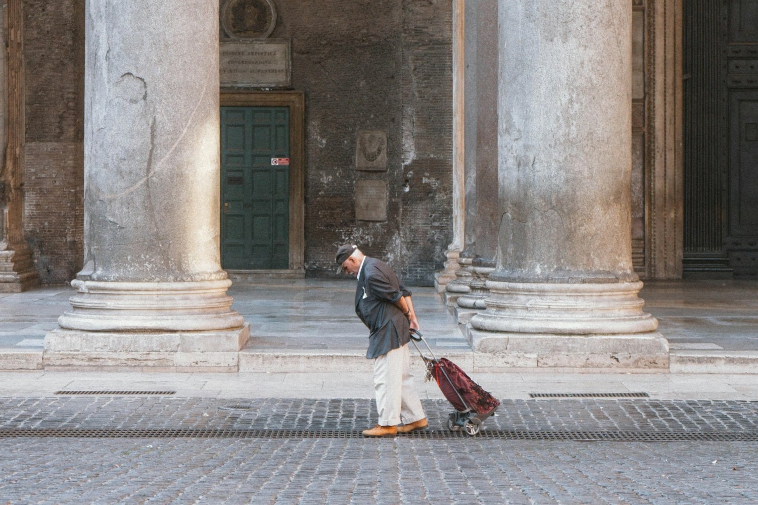 Esto es lo que le pasa a tu espalda con los años (y cómo evitarlo antes de que sea tarde)
