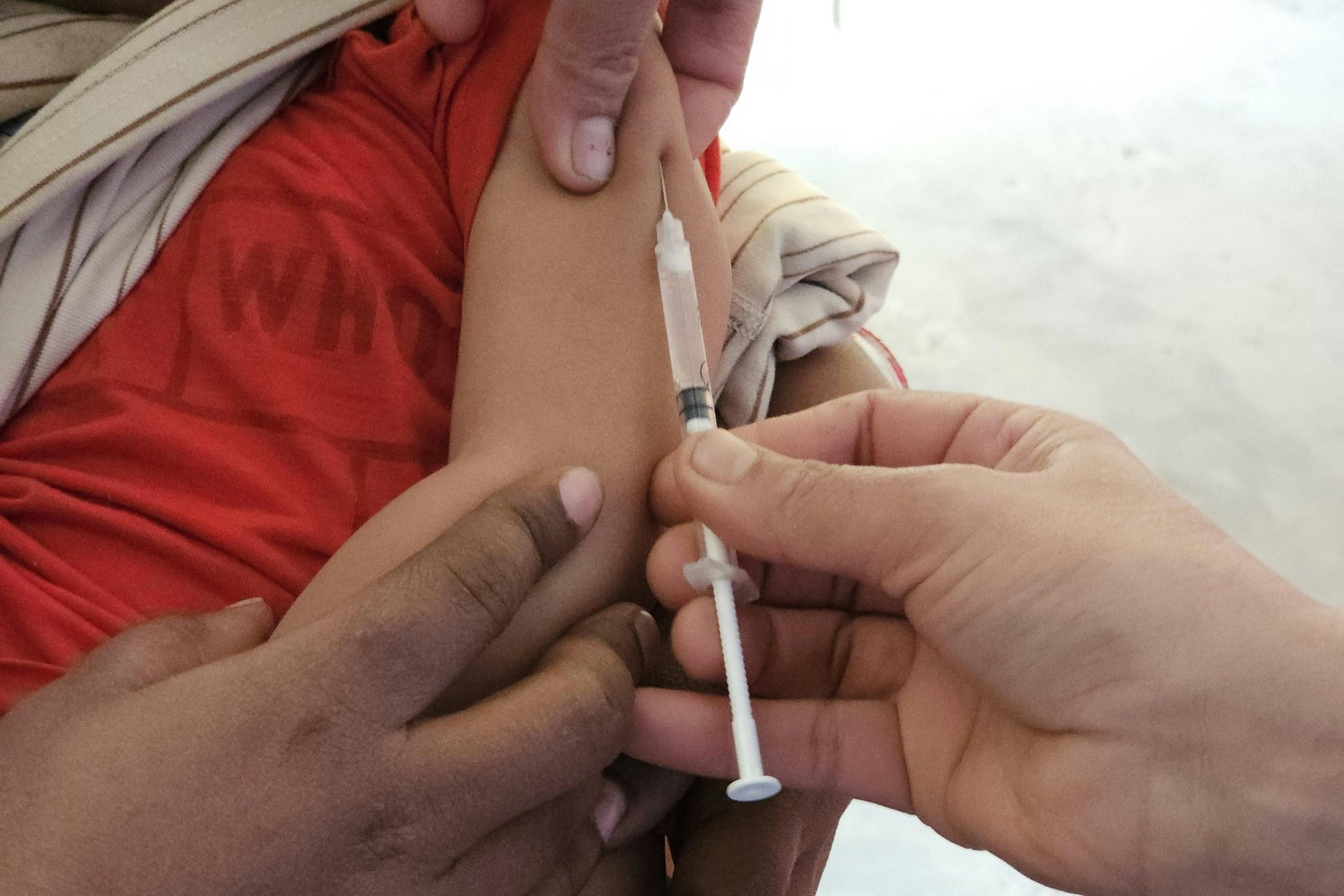 Inglaterra inicia una audaz estrategia para frenar una infección silenciosa