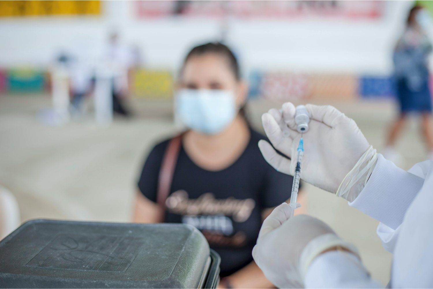 Inglaterra inicia una audaz estrategia para frenar una infección silenciosa