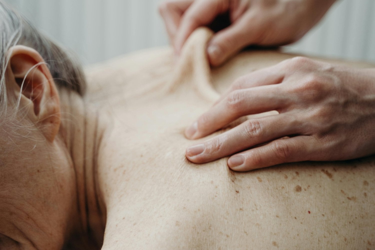 Esto es lo que le pasa a tu espalda con los años (y cómo evitarlo antes de que sea tarde)