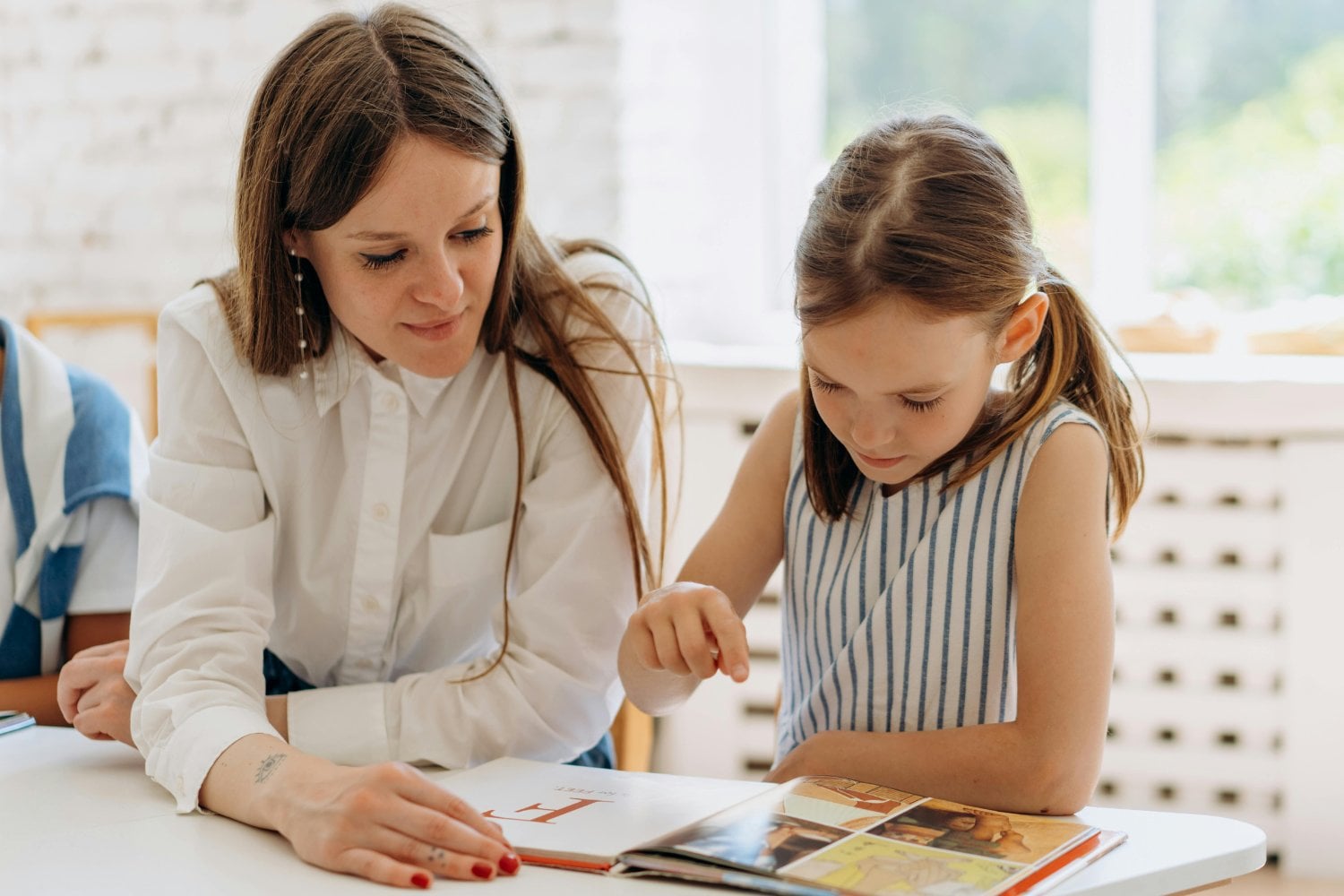 Por qué miles de niños siguen quedando fuera de la escuela, incluso estando dentro