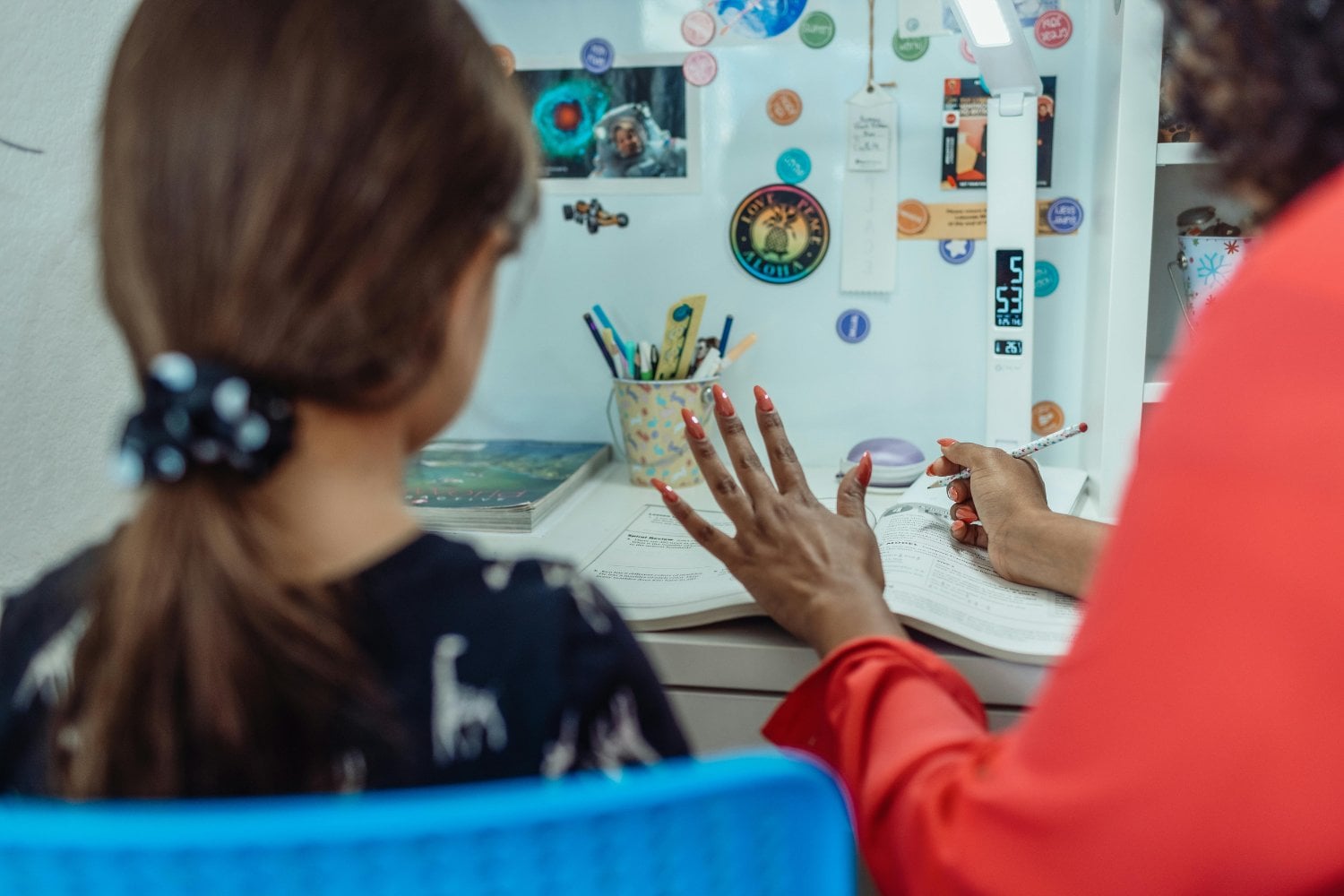 Por qué miles de niños siguen quedando fuera de la escuela, incluso estando dentro