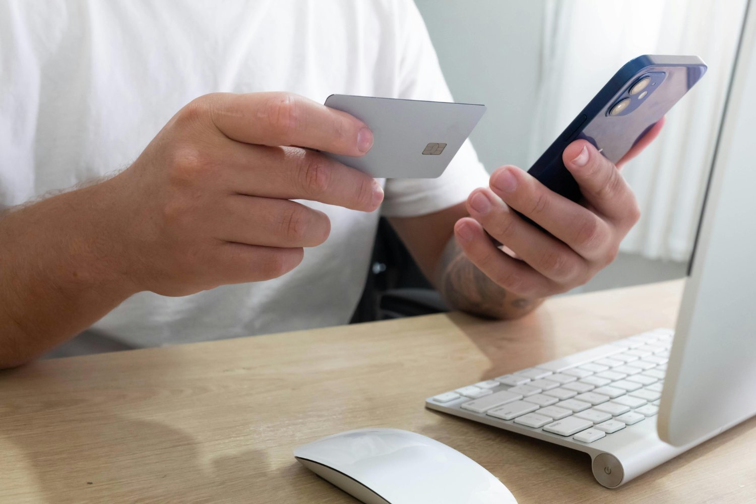 Te vacían la cuenta sin tocar tu tarjeta: el fraude invisible que arrasa en el mundo
