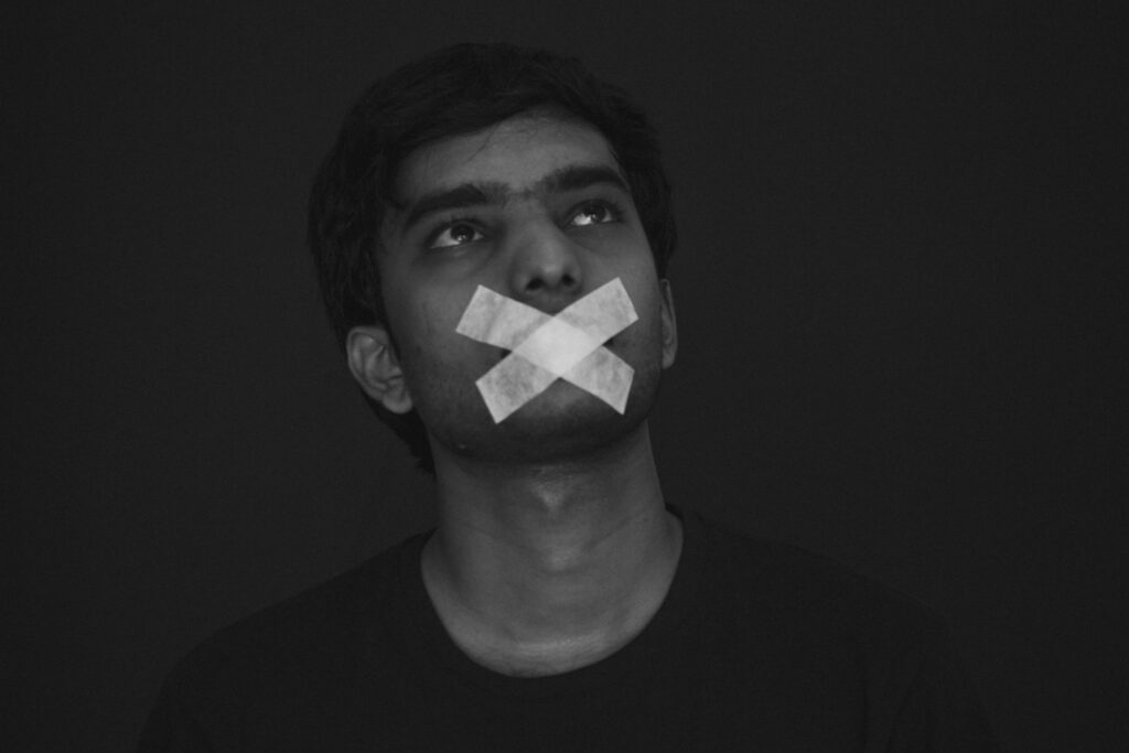 Lo que nadie te contó sobre dormir con la boca tapada: entre la moda y el peligro