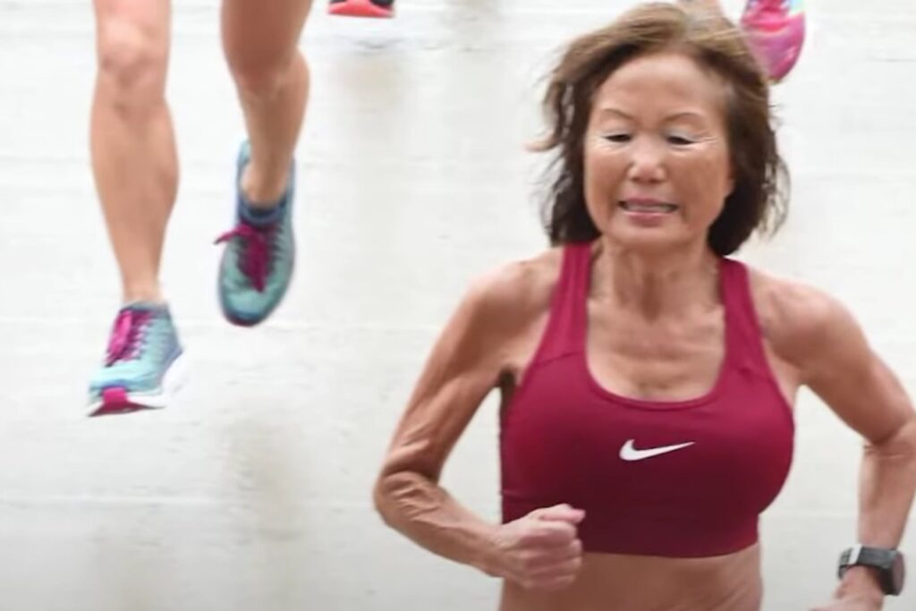 La mujer que desafía al tiempo: lo que revela su cuerpo sobre cómo vivir mejor