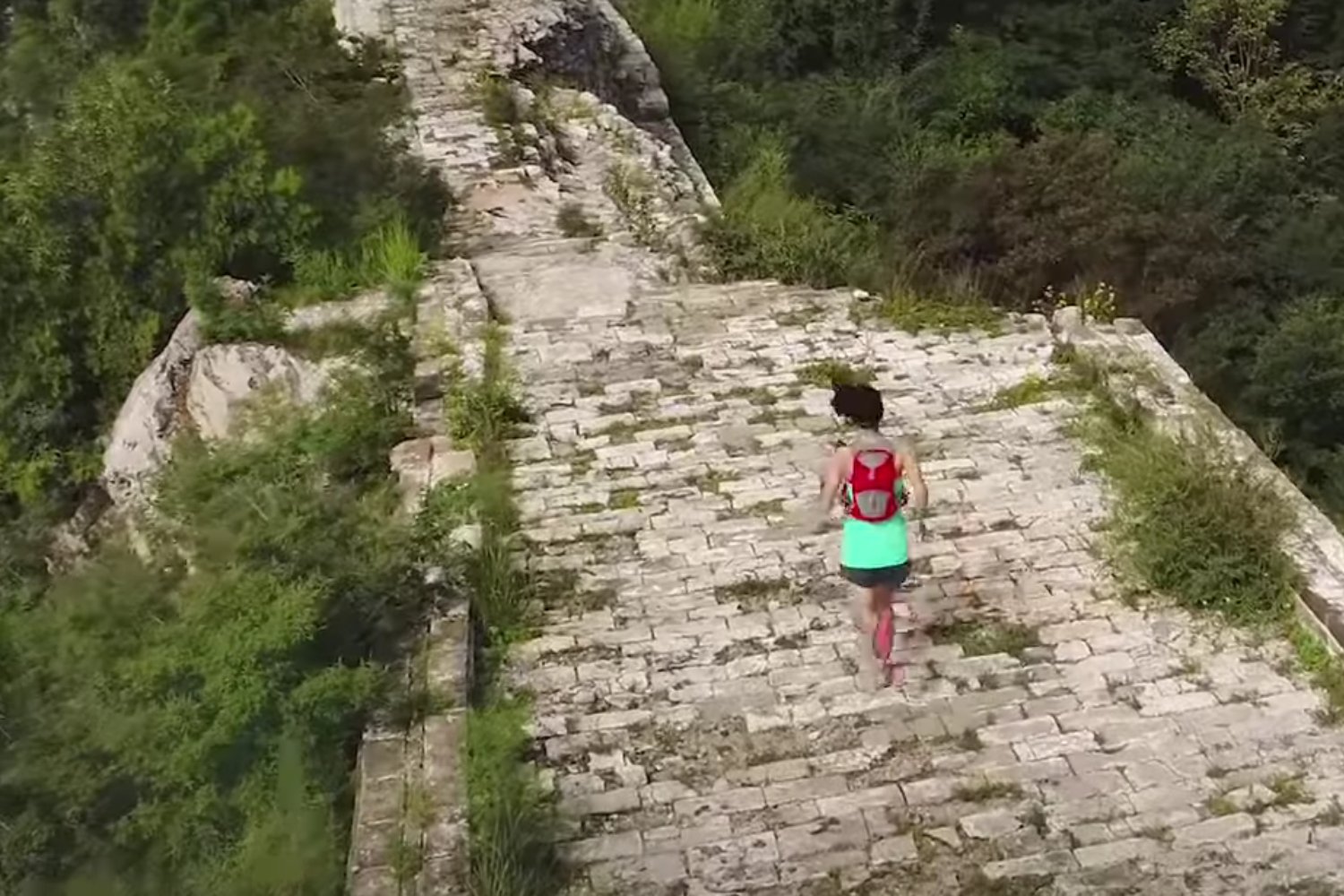 La mujer que desafía al tiempo: lo que revela su cuerpo sobre cómo vivir mejor