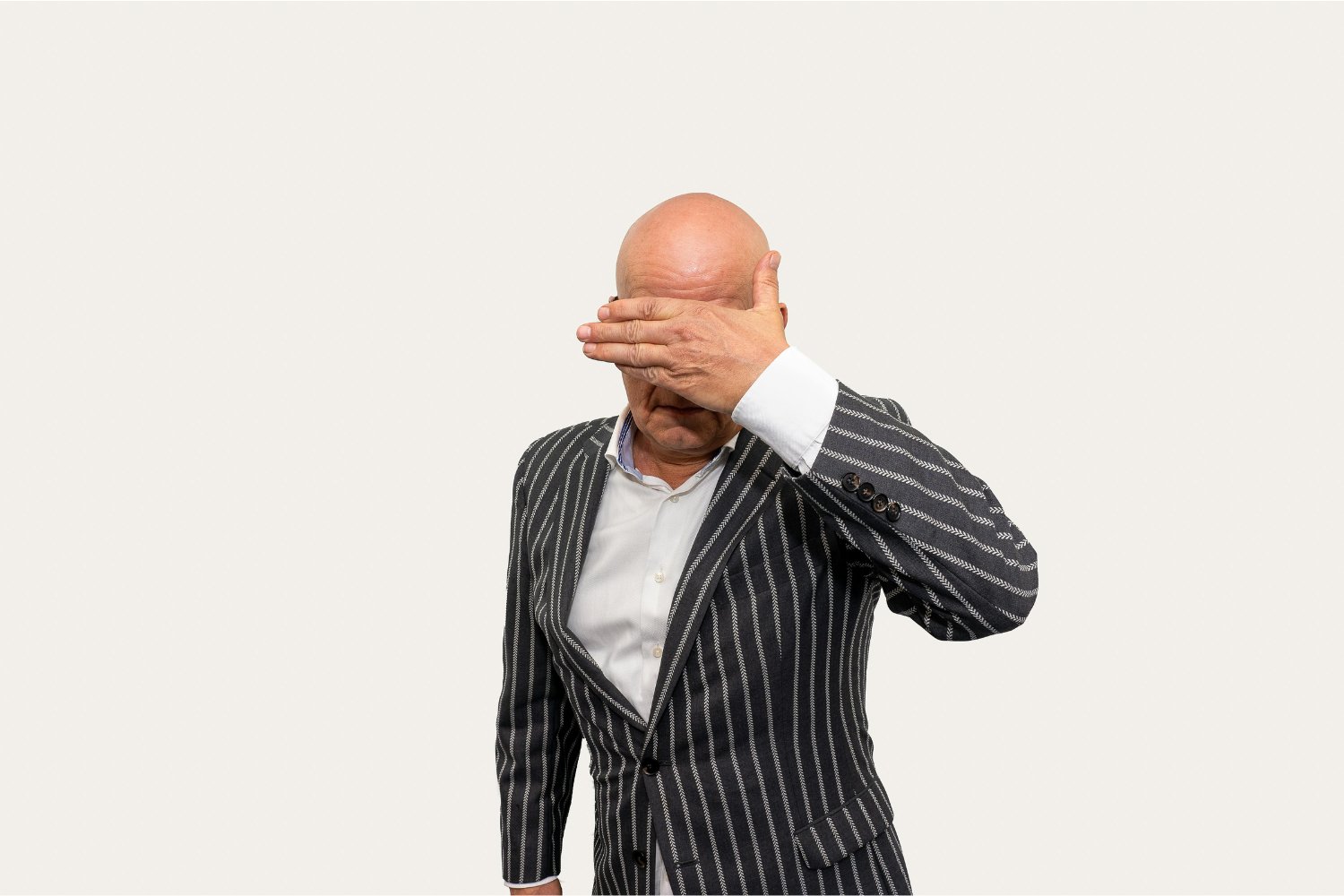 ¿Notas que se te cae más el pelo de lo normal? Estas causas pueden estar detrás y no lo sabías