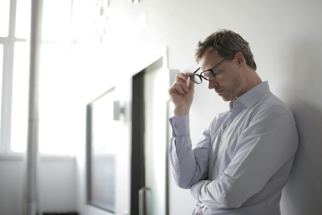 El sutil sabotaje diario: los hábitos que drenan tu felicidad sin que lo notes