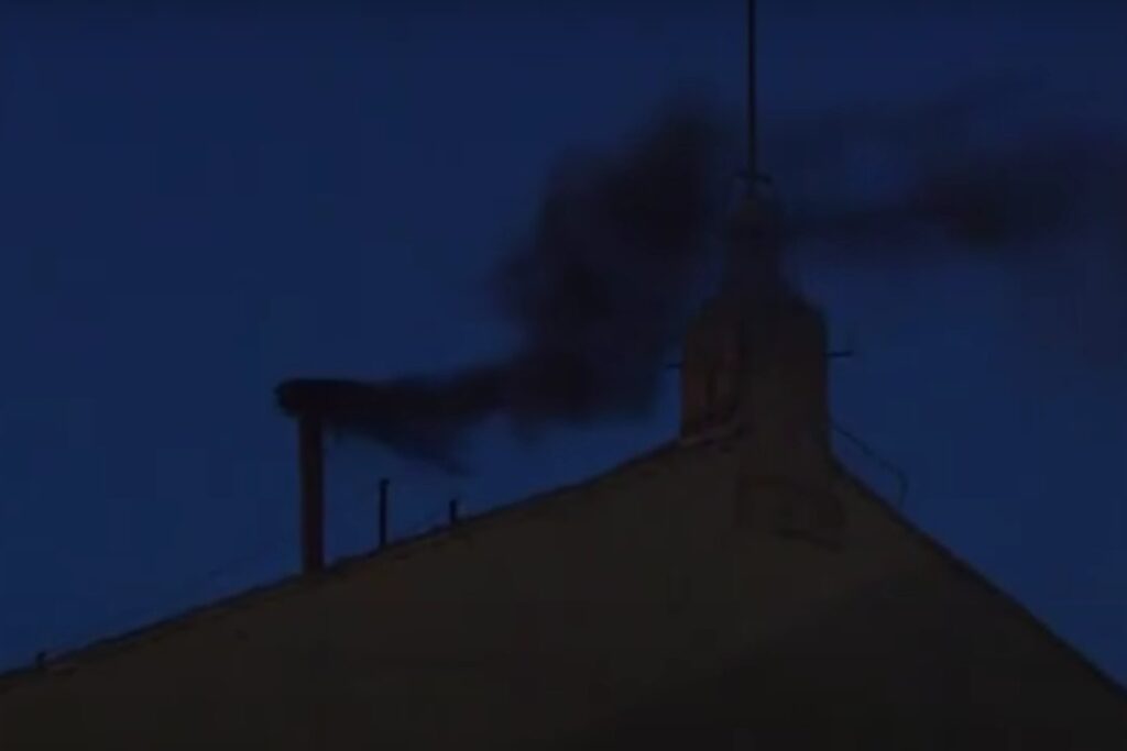 Fumata negra en el Vaticano: el mundo aún espera al nuevo líder de la Iglesia