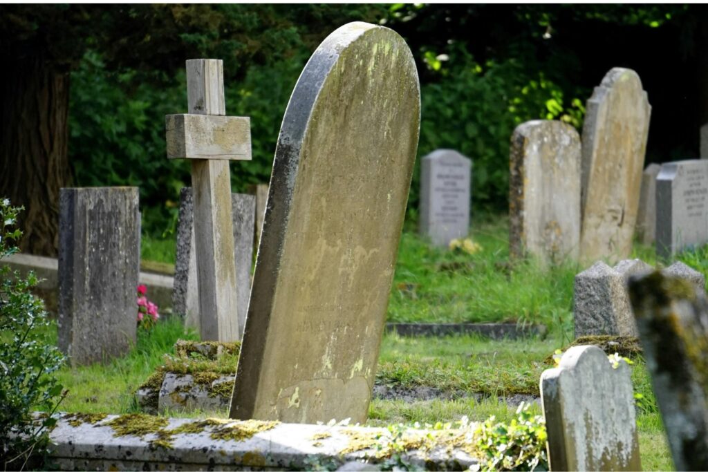 Una historia que atraviesa la muerte: el relato que emociona a España desde un cementerio granadino