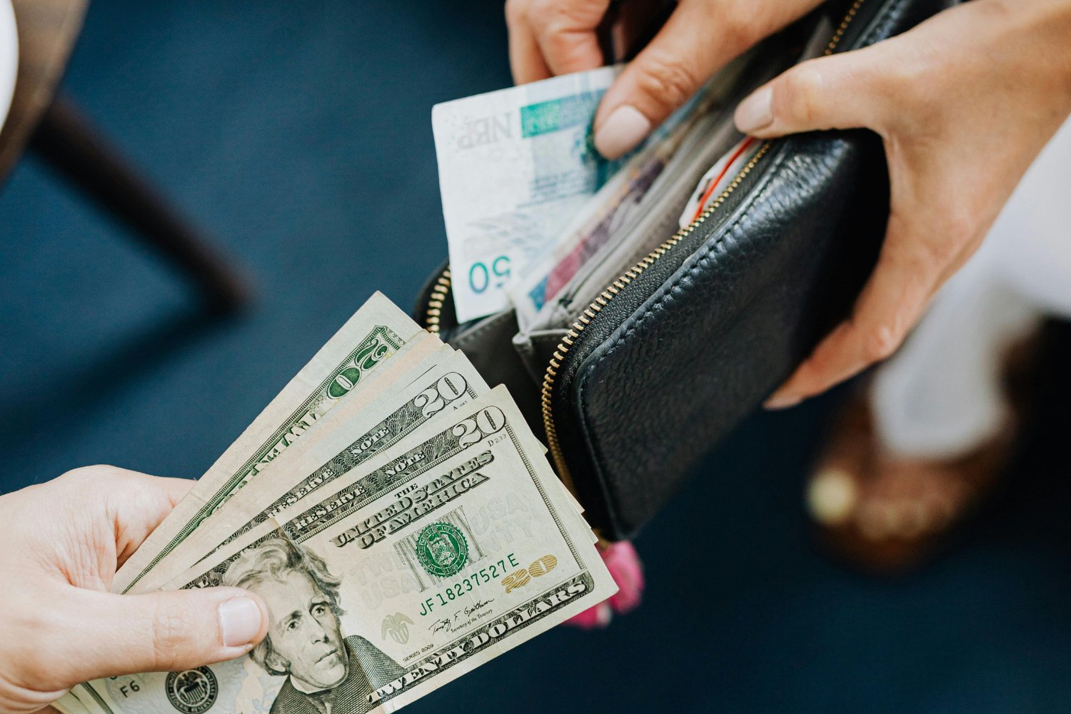 ¿Un cambio silencioso en marcha? Lo que podría destronar al dólar como rey del dinero mundial