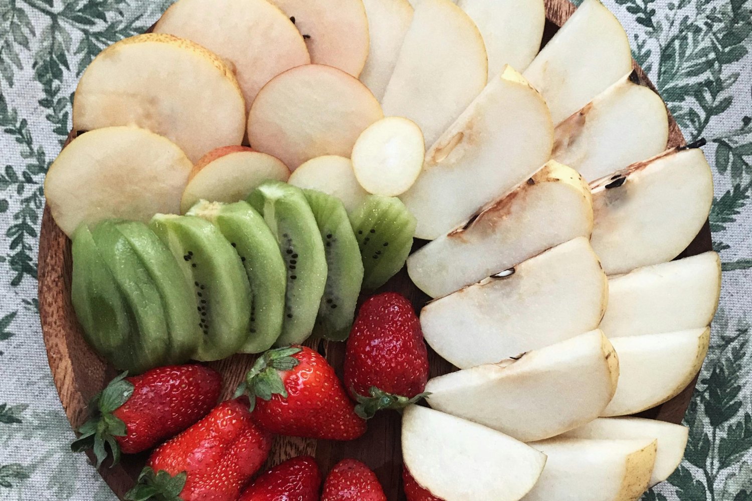 ¿Y si pelar la fruta no fuera tan buena idea? Esto es lo que los expertos quieren que sepas