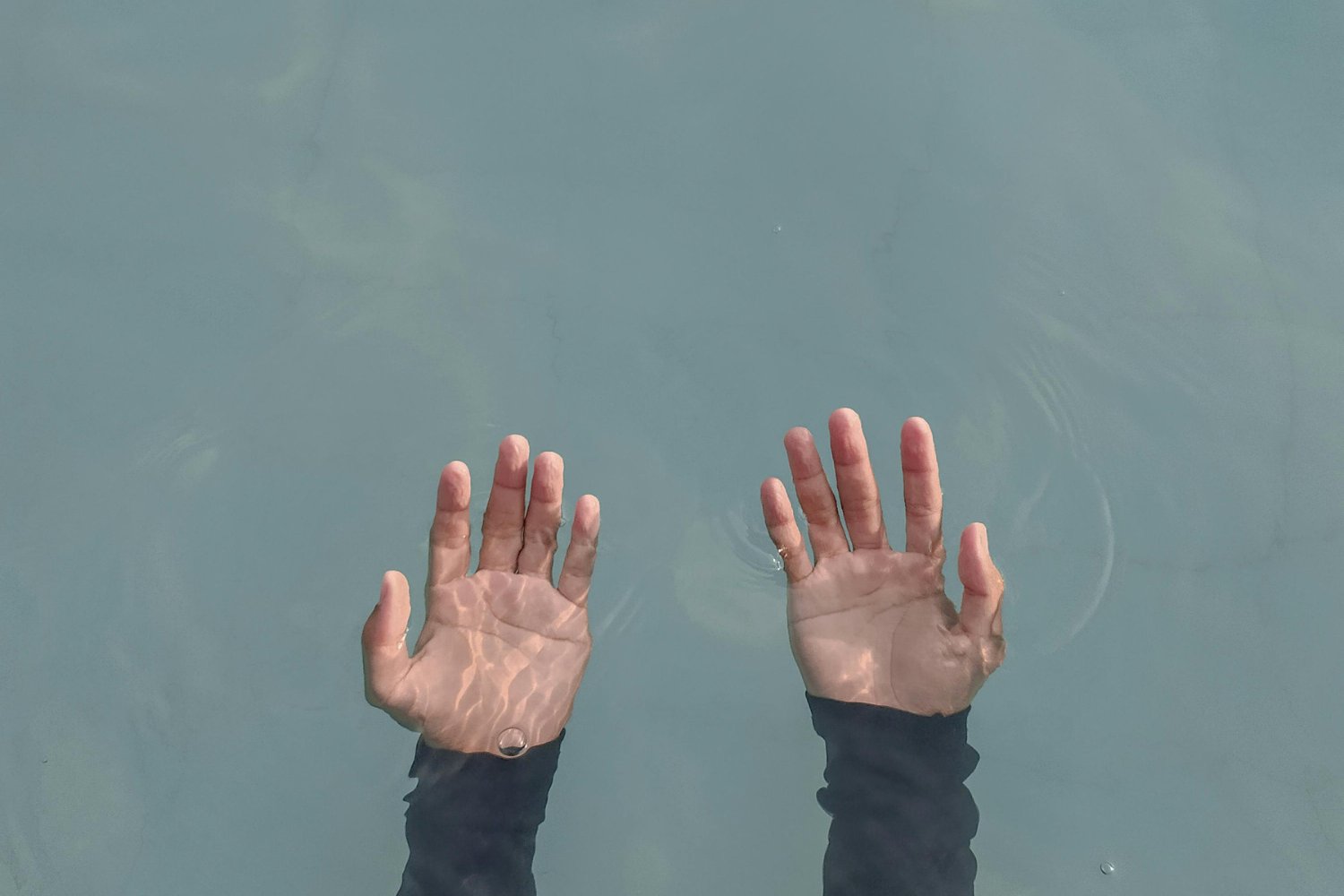 Tus dedos esconden un secreto bajo el agua: lo que la ciencia acaba de revelar